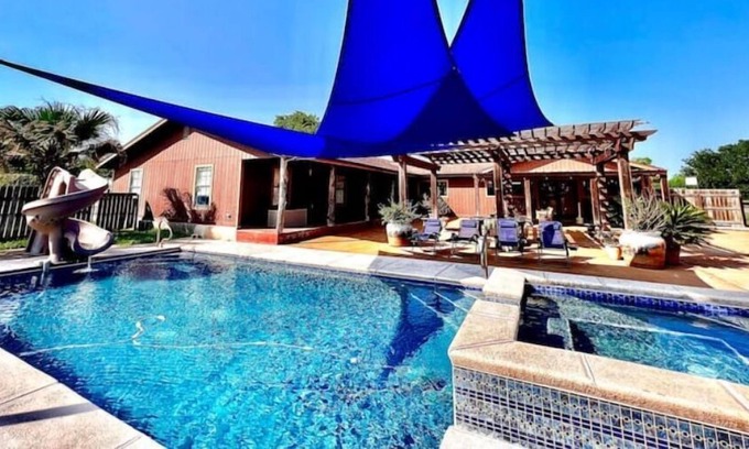 Sandia Maison | Private one-acre Oasis Pool Resort - near Corpus Christi Lake