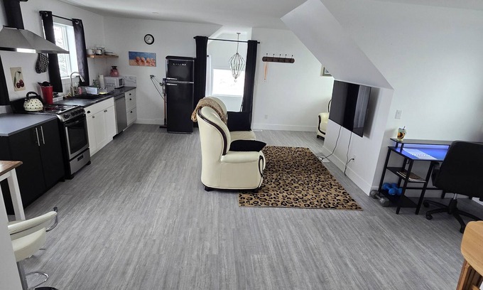 Vernon Appartement | Private. One bedroom apt. on acreage in Exclusive Neighborhood. Spectacular View