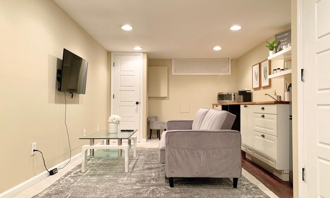 Downtown Baltimore Maison | Private one bedroom studio near Patterson Park and John Hopkins