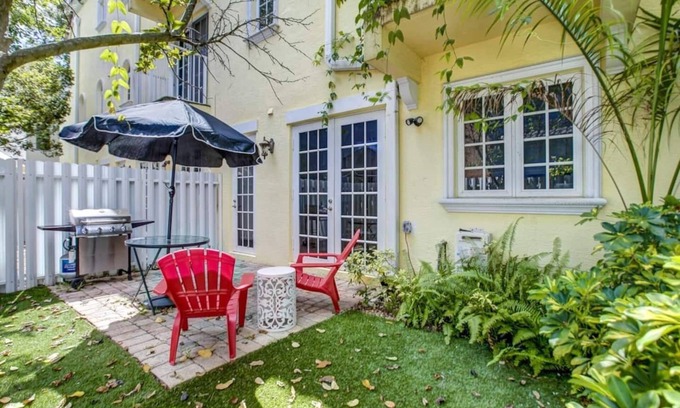 Colee Hammock Maison | Private Patio ~ Cali King Bed ~ Grill ~ Smart TVs