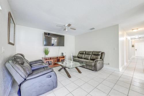Lake Worth Corridor Maison | Private Patio and Yard! Lake Worth Beach Retreat