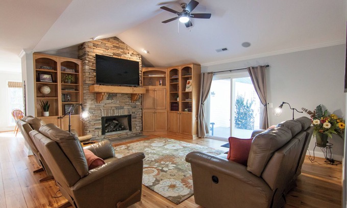 Mountain Rest Maison | Private, Peaceful Home Close to Waterfall Hikes, Mtn Biking, Fishing & More