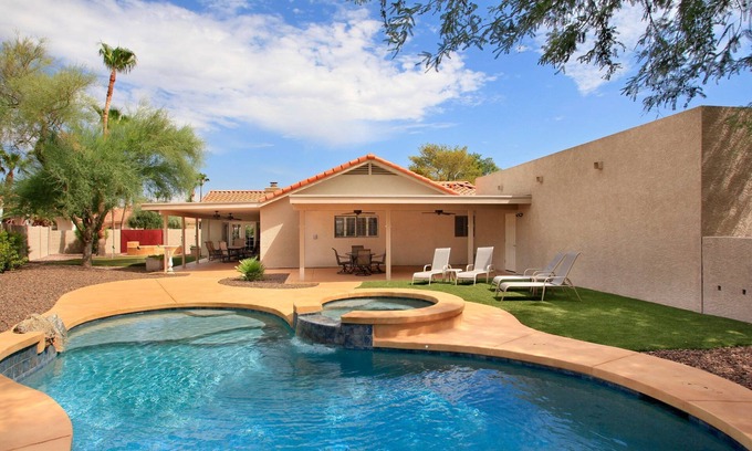 Buenavante Maison | Private Playground: Golf | Pool Table and Hot Tub!