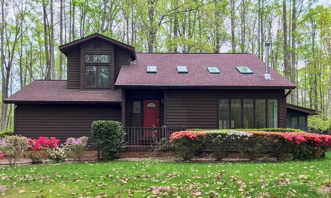 Randolph County Maison | NEW! Private Pleasant Garden Escape w/ Deck & Yard
