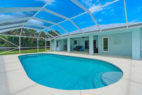 Fort Pierce Shores Maison | Private Pool and Steps to Ocean Island Beach House!