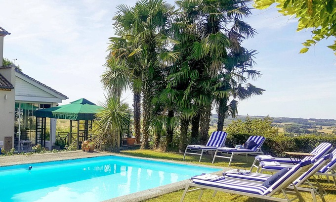 Duras Villa | Piscine privée, vues, climatisation, à pied de la ville avec marché, boutiques et restaurants