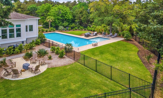 Georgetown Maison | Home close to the Beach and private pool