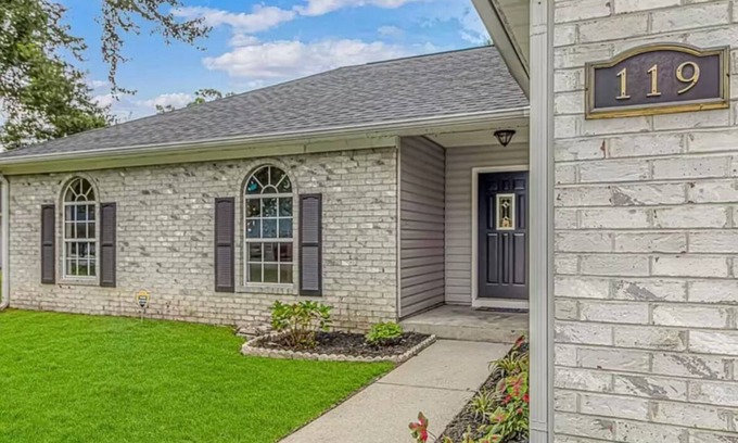 Surfside Beach Maison | Private pool lakefront estate in fantastic Myrtle Beach