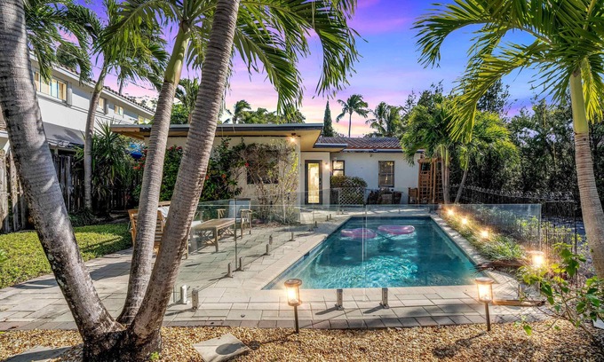Victoria Park Maison | Luxury 4BR Townhouse Sleeps 8 + Parking