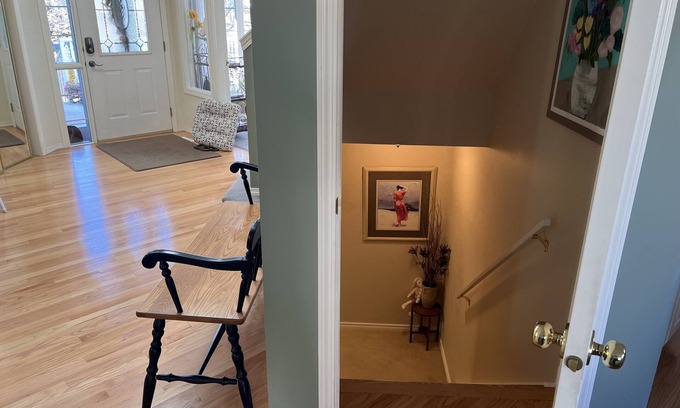Valley Ridge Lit Et Petit-Déjeuner | Private, quiet, cozy developed basement living area with 2 beds.