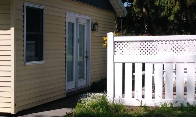 Skaneateles Cottage | Private cottage with full kitchen, wifi, patio, 2 miles from lake village