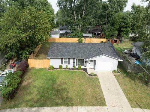 Royal Manor Maison | Private Ranch- Entire Home - Hot Tub - Pets & Kids Welcome - King Bed - Fenced Backyard - Free WiFi