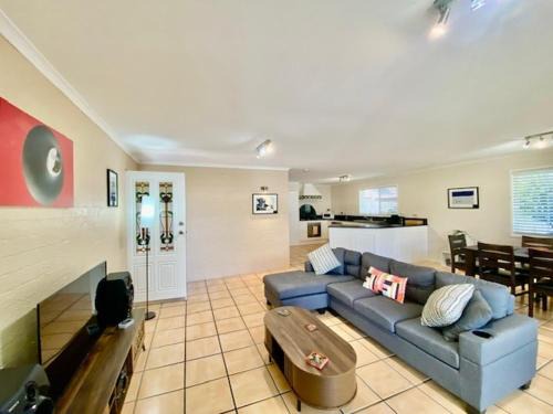 New Farm Maison | Private Relaxing City Retreat & Garage - Sleeps 6