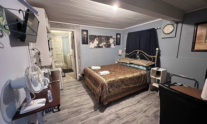 Abbotsford Maison | Private Retreat Entire Suite - B&B- J1