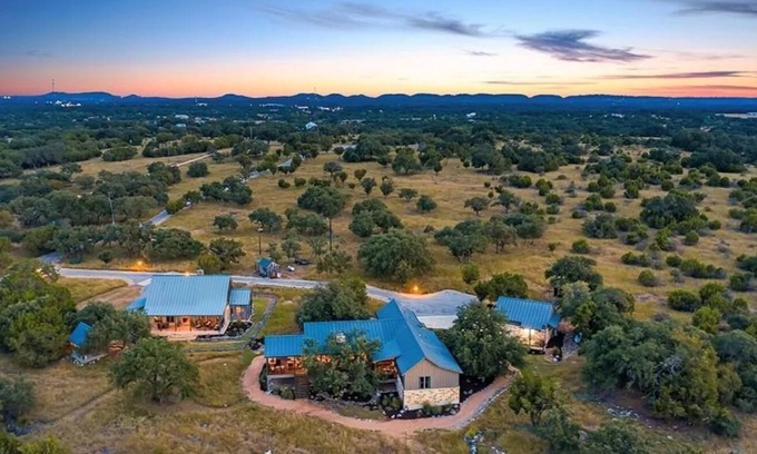 Johnson City Maison | Private River Access on 11 acres + Wine Country + Dark Skies