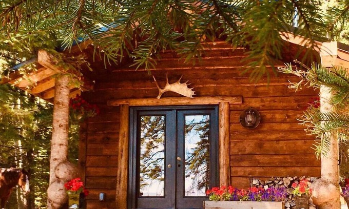 Alberta Cabine | Private Romantic Retreat in our Cozy Rustic Cabin