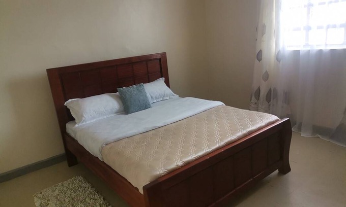 Nanyuki Station Balnéaire | Chambre privée ∙ 3 personnes