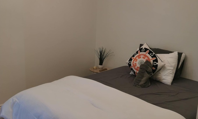 Hamilton Appartement | Private room in shared guest only home