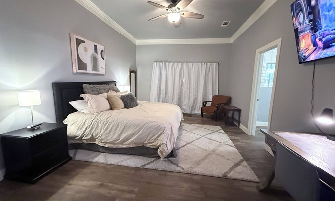 Dreamhill Estates Maison | Private Room with Private Bathroom in Shared Home – Near Downtown & Hospital