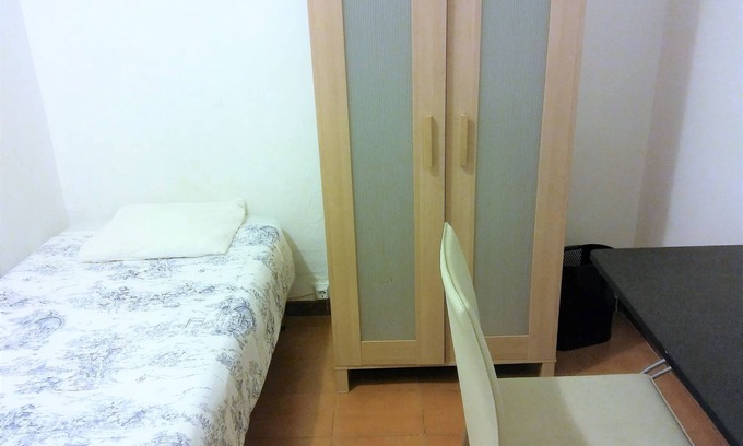 La Maternitat i Sant Ramon Appartement | Private room with single bed, with terrace 200 m2.