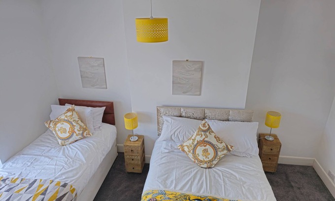Aylesbury Maison | PRIVATE ROOMs In TOWN CENTRE FREE PARKING WIFI AND PATIO WITH AA STAY LTD