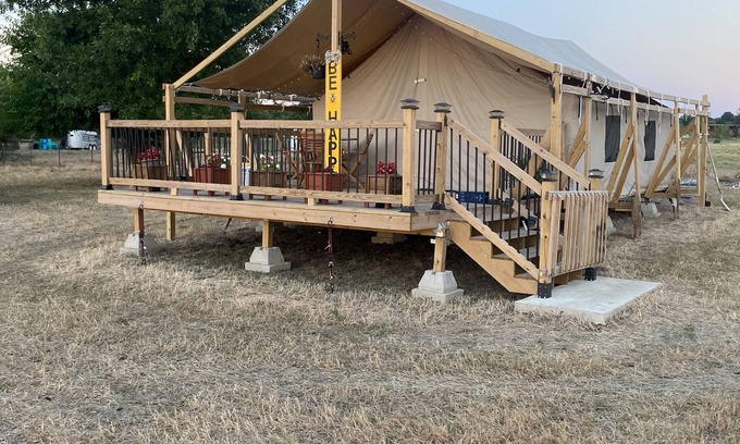 Miller Grove Location De VR | Private safari tent with ac/heat, Wifi and an exceptional view off a large deck.