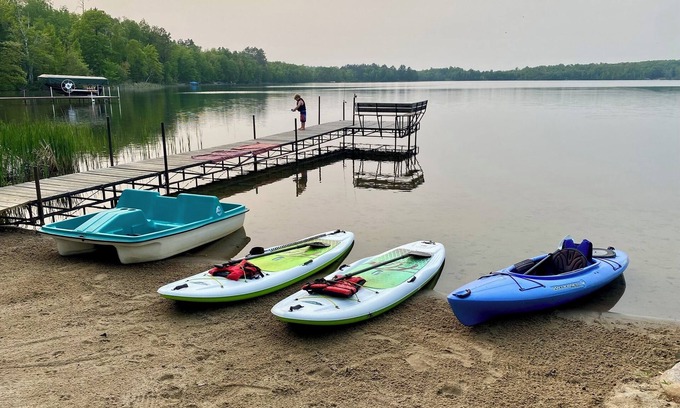 Grand Rapids Maison | Private sand beach, screen porch, spacious rooms, paddle boards and more!