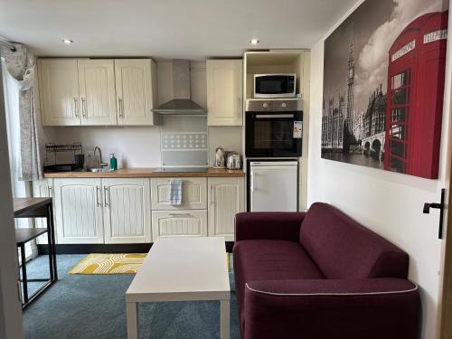 Grove Green Maison | Private self-contained flat with shared entrance