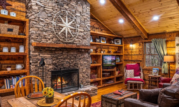 Townsend Cabine | Charming & Private Mountain Cabin Near the Park with Pool and Fitness Access
