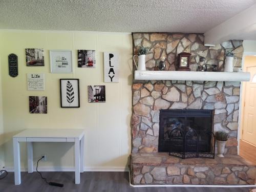 Oakdale Maison | Private Single Level Standalone House Large Lot - 3 Bedrooms