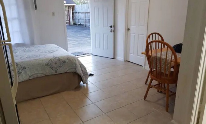 Brookhollow Appartement | Private studio apartment with full kitchen & bath