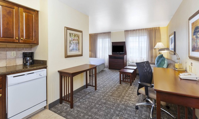 Okemos Appartement | Studio privé. Petit déjeuner gratuit. Piscine et bain à remous. Près de l'Université d'État du Michigan.