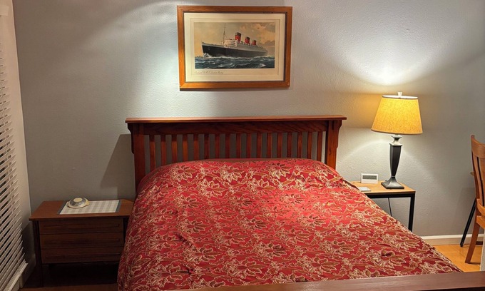 Chatsworth Maison | Private Studio with Front Door Parking in rustic neighborhood, close to Freeway.