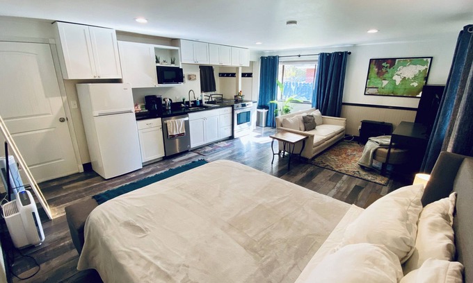 Lakewood Appartement | Private studio, huge walk-in shower, large windows, and lots of natural sunlight