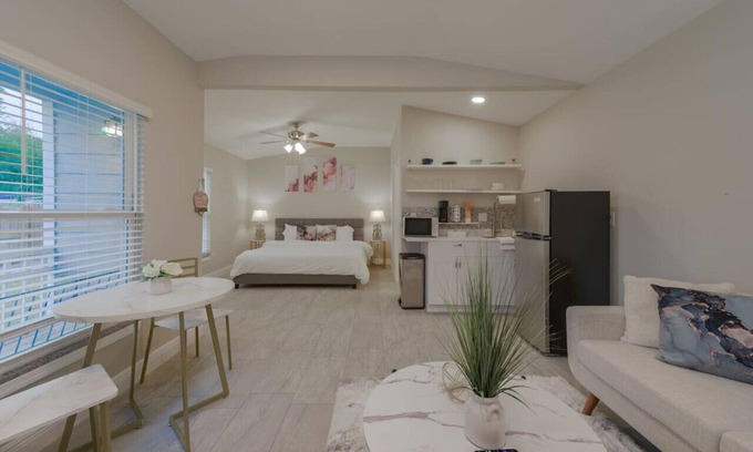 Azalea Park Maison | Private Studio near parks & DNTN