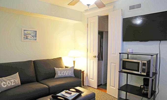 Fifth Ward Copropriété | PRIVATE studio w/full bath @ "1750 John Sullivan House" on Historic Thames St