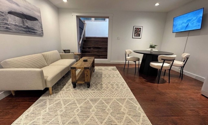 Britannia Beach Maison | Private Suite, Private Entrance and Driveway