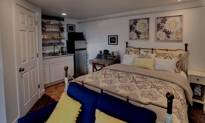 Burien Maison | Suite privée dans la charmante Olde Towne. À distance de marche de tout ce qui est amusant en ville