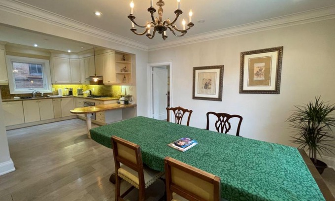 Forest Hill South Maison | Private Suite in Forest Hill with full kitchen and parking