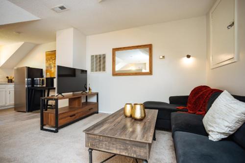 Lee's Summit Maison | Private Suite Near It All - Prime Location