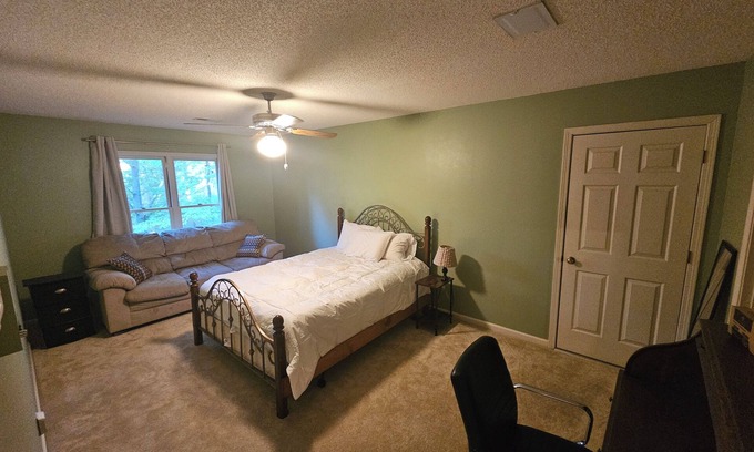 Lakeland Lit Et Petit-Déjeuner | Private Suite on Wooded Lot – Near Memphis & Blue Oval City