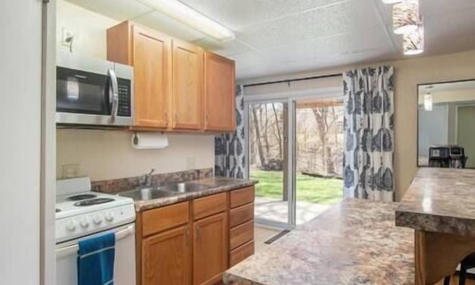 West Omaha Maison | Private Suite with Nature Views