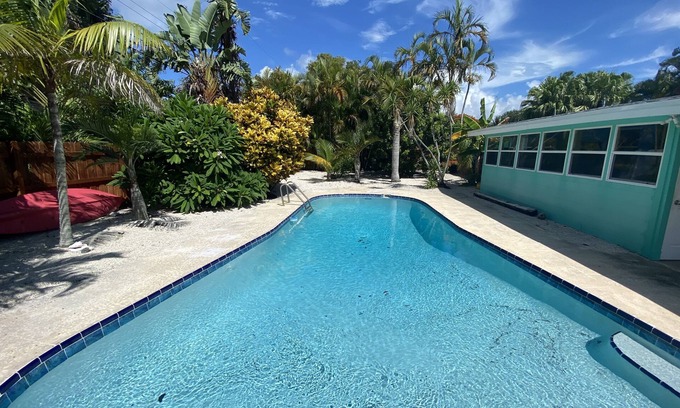 Cocoa Isles Maison | Surfer's Tropical Paradise