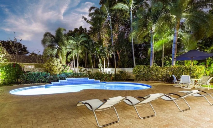 Wilton Manors Maison | Private Tropical Oasis, Pool! Walk to shopping & entertainment. Great Location.