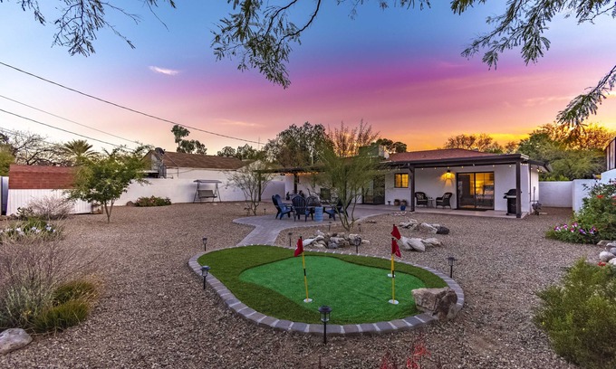 Broadmoor-Broadway Maison | Private Tucson retreat/Close to UofA,downtown,golf,parks/Large yard/Pet friendly
