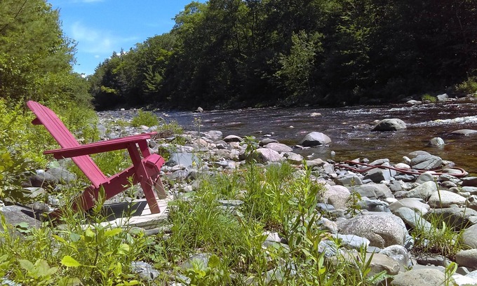 Bingham Cabine | Camping privé de deux acres sur le magnifique ruisseau du Maine avec cabine confortable et rustique