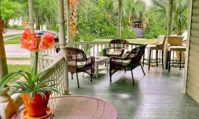 Duckpond Appartement | Private UF Stadium Parking! Historic DWTN Duckpond