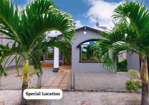Puerto Baquerizo Moreno Appartement | Private Villa in San Cristóbal, 2 Rooms, 6 Beds, AC, WiFi, Kitchen, Washer & Dryer, 4 min from the airport - Tropical - Galápagos Home