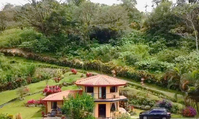 Aguacate Maison | Private Villa est un paradis avec des jardins tropicaux et un sentier de forêt tropicale par rivière