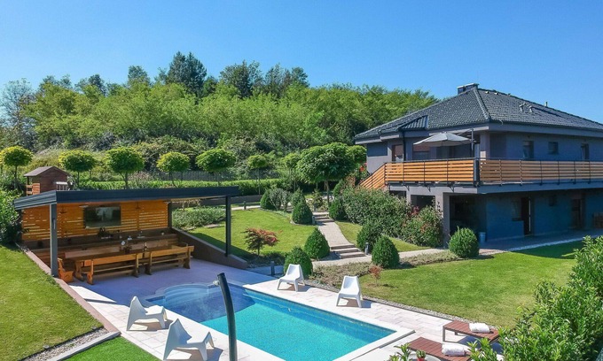 Presika Maison | Maison de vacances privée avec bain à remous, piscine privée, climatisation, WIFI, TV, terrasse